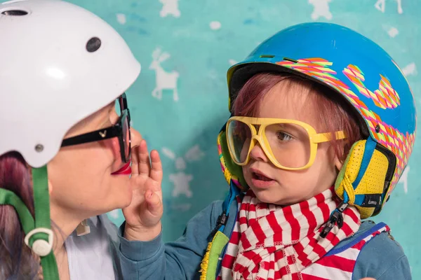 Hjälm för snowboard. Mor och barn i snowboard hjälm — Stockfoto