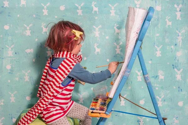 Malé dítě se učí kreslit barvy. — Stock fotografie
