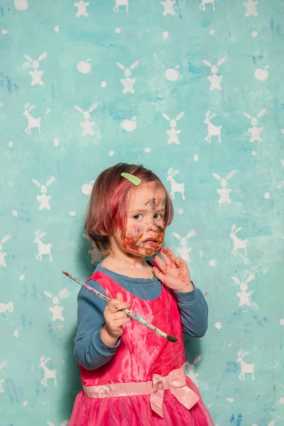 Retrato de un niño manchado con pinturas —  Fotos de Stock