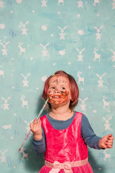 Retrato de uma criança manchada com tintas — Fotografia de Stock