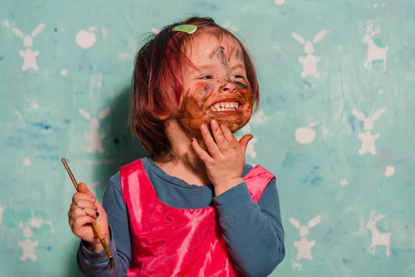 Portret van een kind dat is gekleurd met verf — Stockfoto