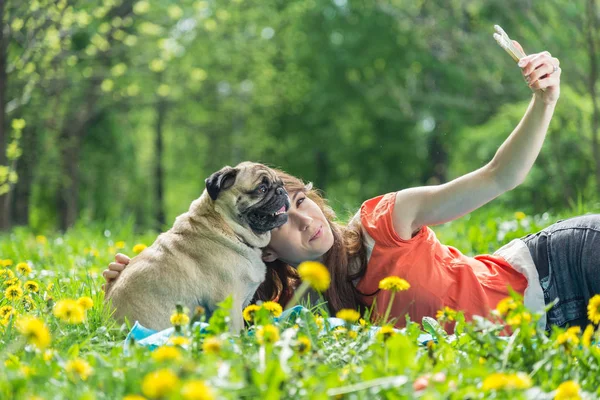 Selfy. The girl takes a phone and a dog. — Stock Photo, Image