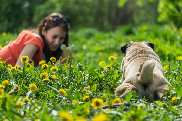 Selfies. das Mädchen nimmt ein Handy und einen Hund. — Stockfoto