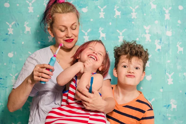 Cepillo de dientes. Mamá, hijo e hija se cepillan los dientes — Foto de Stock