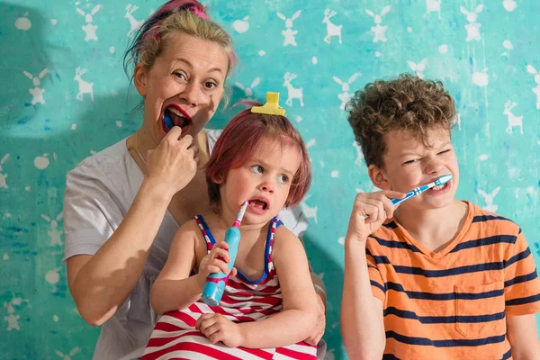 歯ブラシ。お母さん、息子と娘は歯を磨く — ストック写真