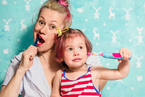 Toothbrush. Mom teaches a little daughter to brush their teeth — Stock Photo, Image