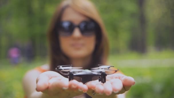Quadrocopter. The girl is holding a small quadrocopter — Stock Video
