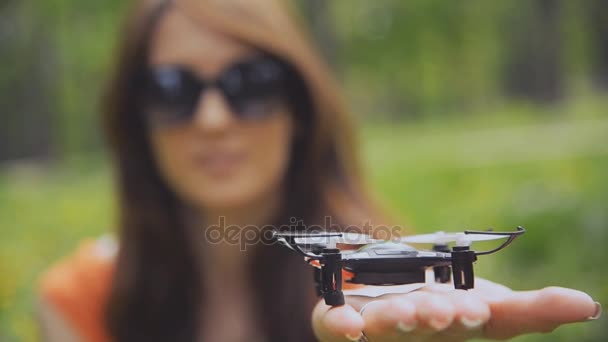 Quadrocopter. The girl is holding a small quadrocopter — Stock Video