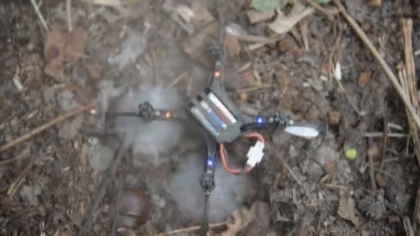 Quadrocopter. Quadrocopter roto yace en el suelo — Vídeo de stock