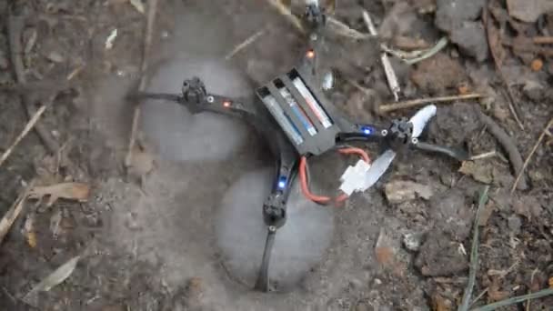 Quadrocopter. Quadrocopter roto yace en el suelo — Vídeo de stock