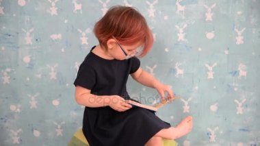 Çocuklar için bir kitap. Bir çocuk bir çocuk kitabı okur