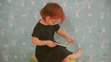 Çocuklar için bir kitap. Bir çocuk bir çocuk kitabı okur