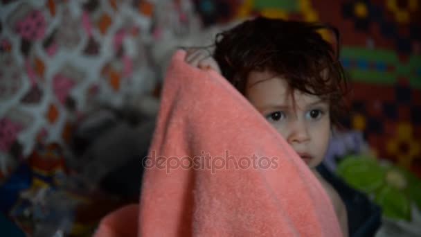 A criança é enrolado em uma toalha . — Vídeo de Stock