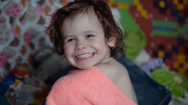 El niño está envuelto en una toalla. . — Vídeos de Stock