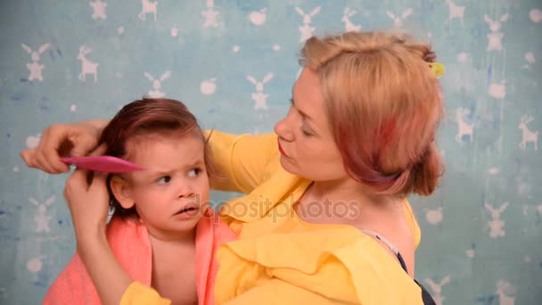 Mom combs my daughter. — Stock Video