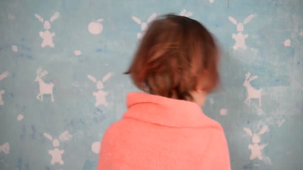 Dziecko jest owinięta w ręcznik. — Wideo stockowe
