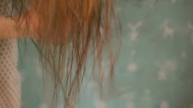 Kadın kafasını saç kurutma makinesi kurur