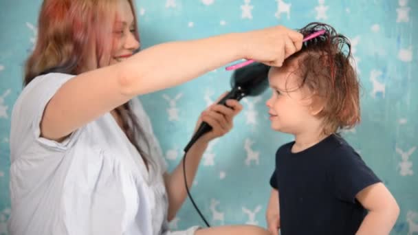 Mamá seca el cabello de su hija — Vídeos de Stock