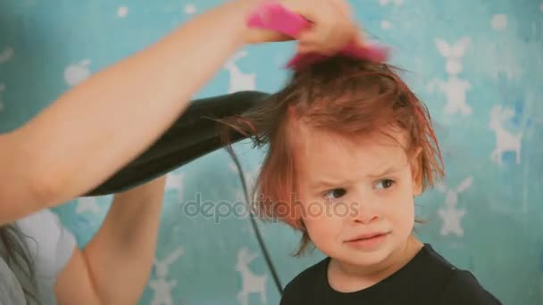 Мама сушить волосся її дочка — стокове відео