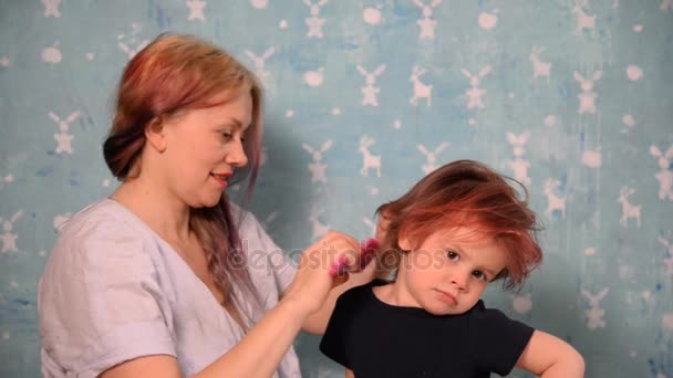 Anne kızının saç kurur — Stok video