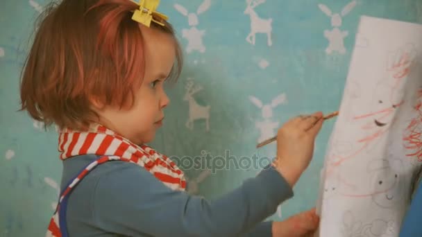 塗料で染色の子供の肖像画 — ストック動画