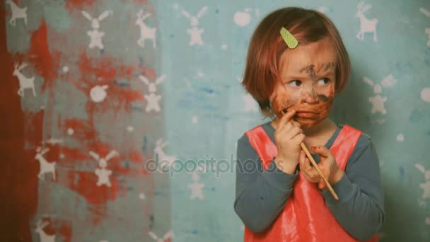 Portrét dítěte, obarví se barvy — Stock video