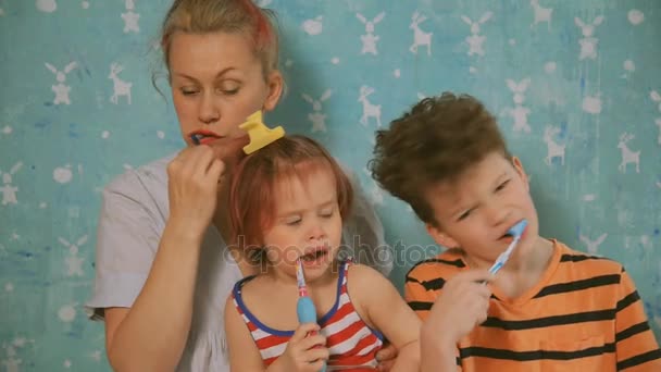 Cepillo de dientes. Mamá, hijo e hija se cepillan los dientes — Vídeo de stock