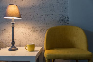 İç. Sarı sandalye ve sarı Kupası.