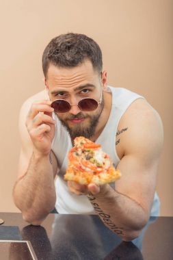 Pizza. Bir sakallı bir adam pizza yiyor