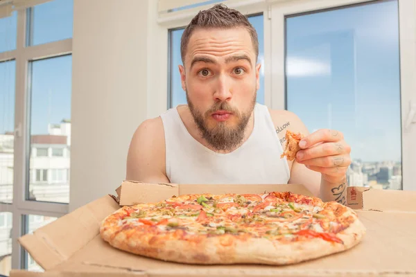 Pizza. Un tipo con barba come pizza. — Foto de Stock