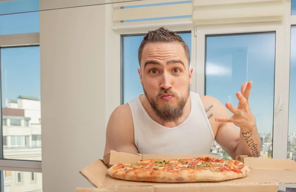 Pizza. Un tipo con barba come pizza. — Foto de Stock