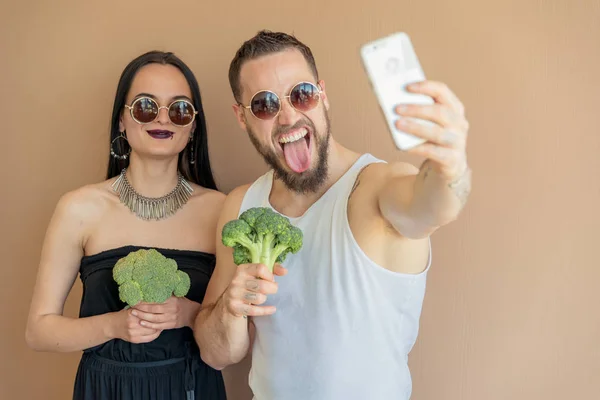 一个男人和一个女孩与花椰菜使拍照 — 图库照片