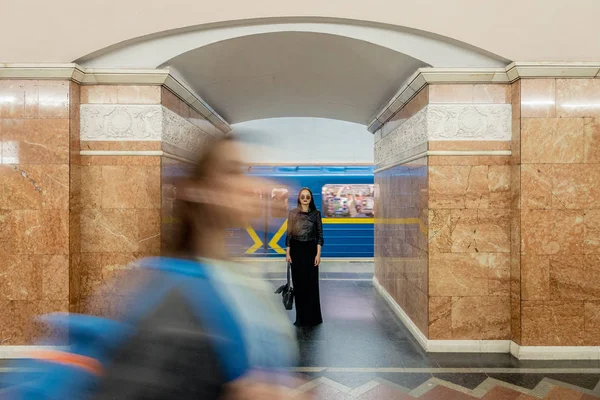 The Metropolitan. The girl is standing at the metro station — Stock Photo, Image