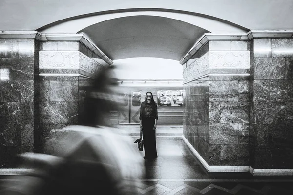Metropolitan. Dziewczyna stoi na stacji metra — Zdjęcie stockowe