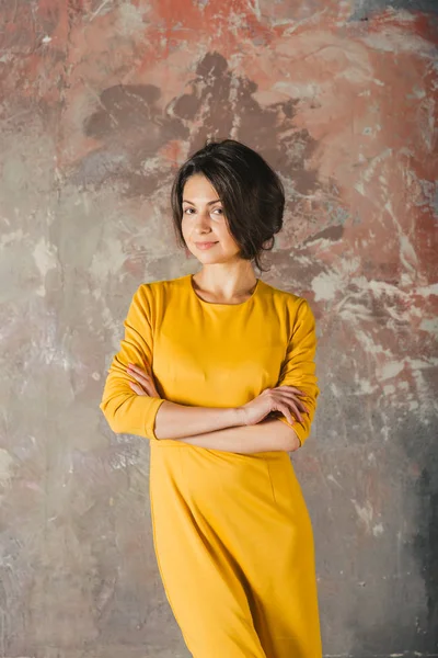 La ragazza in piena crescita in un vestito giallo — Foto Stock