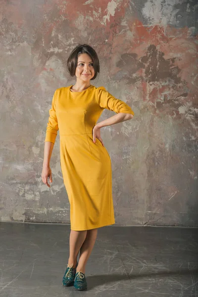 A menina em pleno crescimento em um vestido amarelo — Fotografia de Stock