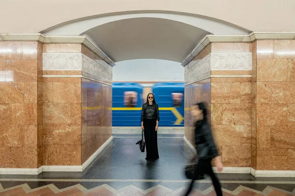 Митрополита. Дівчинка стоїть біля станції метро — стокове фото