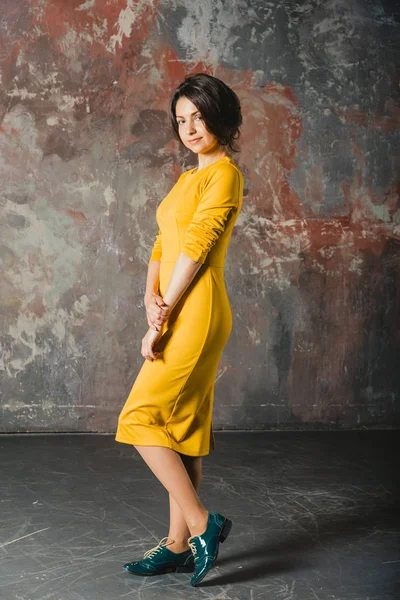 La chica en pleno crecimiento en un vestido amarillo —  Fotos de Stock
