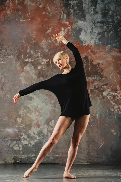 Dança. A menina dança em uma jaqueta preta — Fotografia de Stock
