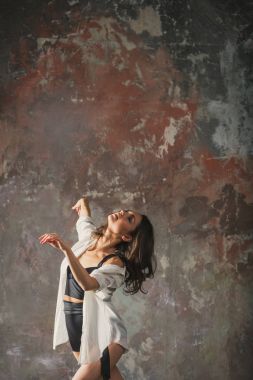 Bir gri duvar arka plan üzerinde dans kızı