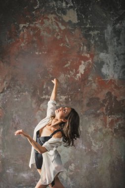 Bir gri duvar arka plan üzerinde dans kızı