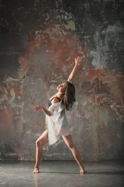 Bir gri duvar arka plan üzerinde dans kızı
