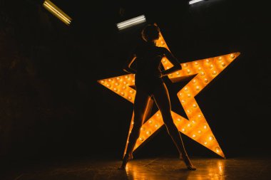 Kız parlayan bir yıldız fonunda dans ediyor