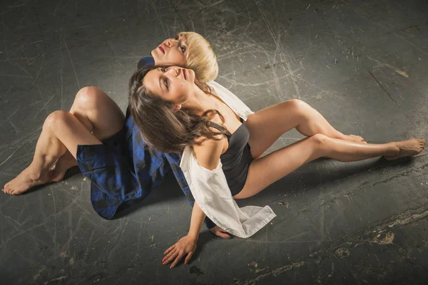 Две девушки танцуют танец — стоковое фото