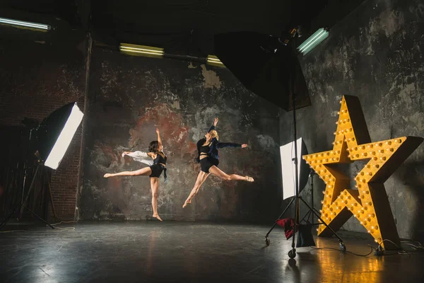 PhotoStudio. Girls stwarzających dla fotografa — Zdjęcie stockowe