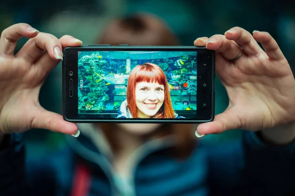 Selfy from the phone. The girl shoots herself on the phone. — Stock Photo, Image