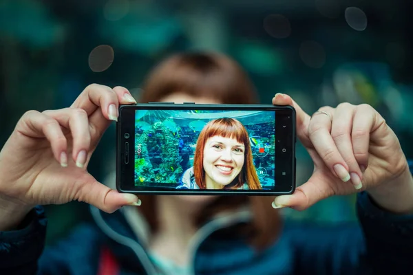 Selfy from the phone. The girl shoots herself on the phone. — Stock Photo, Image