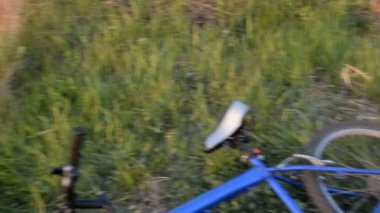 Bisiklet çim üzerinde yalan