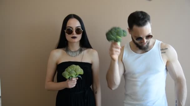 Jongen en meisje met broccoli — Stockvideo