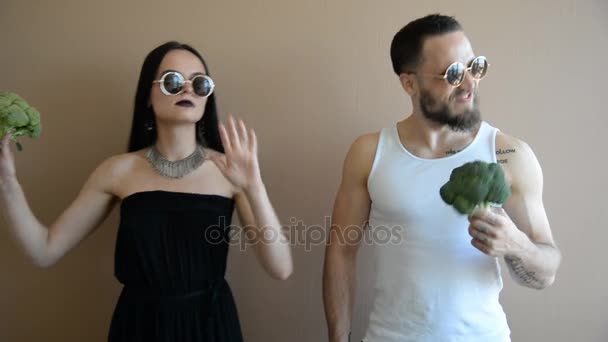 Chico y chica con brócoli — Vídeo de stock